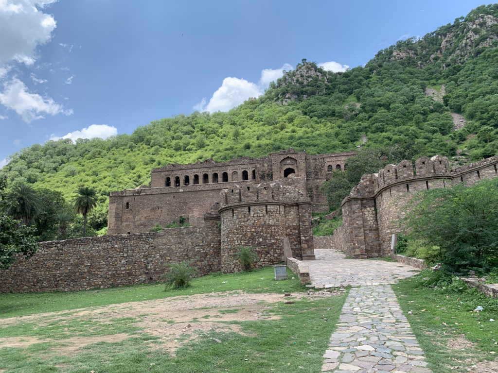 The Real Story Behind the Haunted Bhangarh Fort - Powerful Curse that destroyed a wealthy kingdom